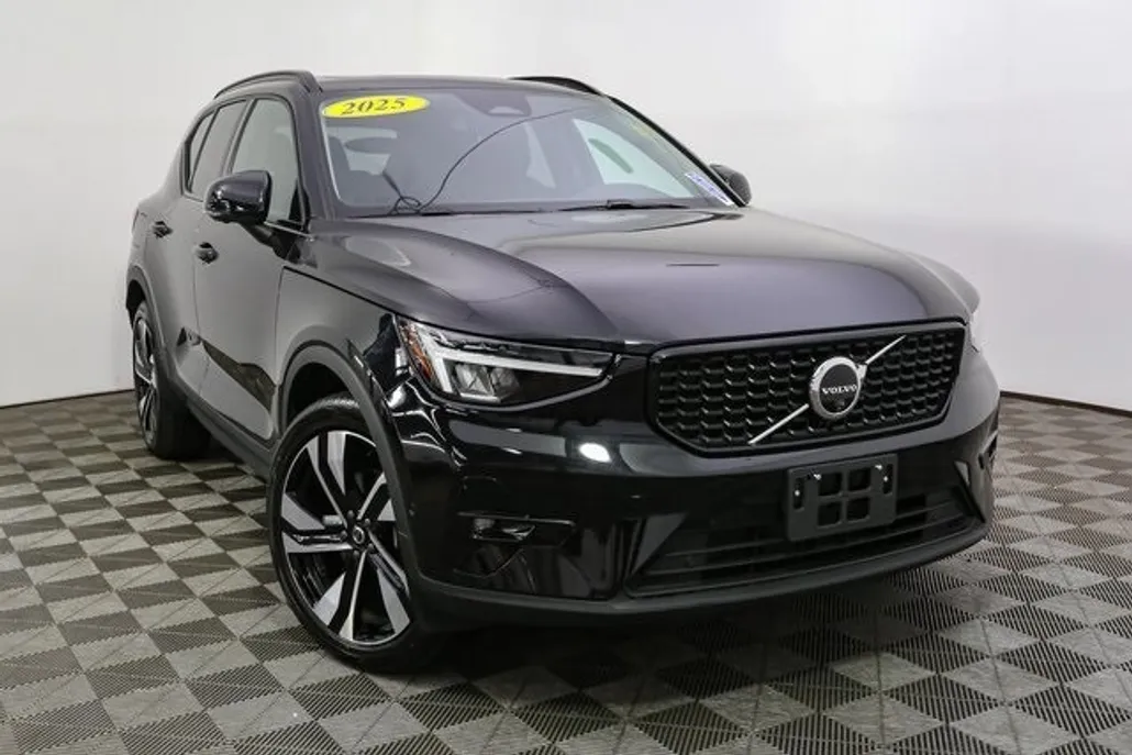 2025 Volvo XC40 Plus photo 1