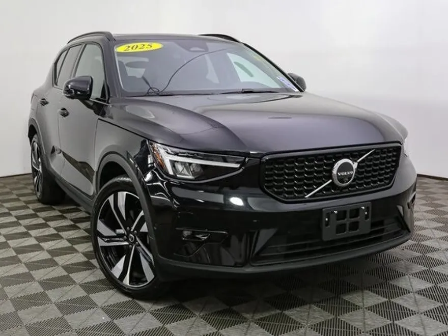 2025 Volvo XC40 Plus photo 1