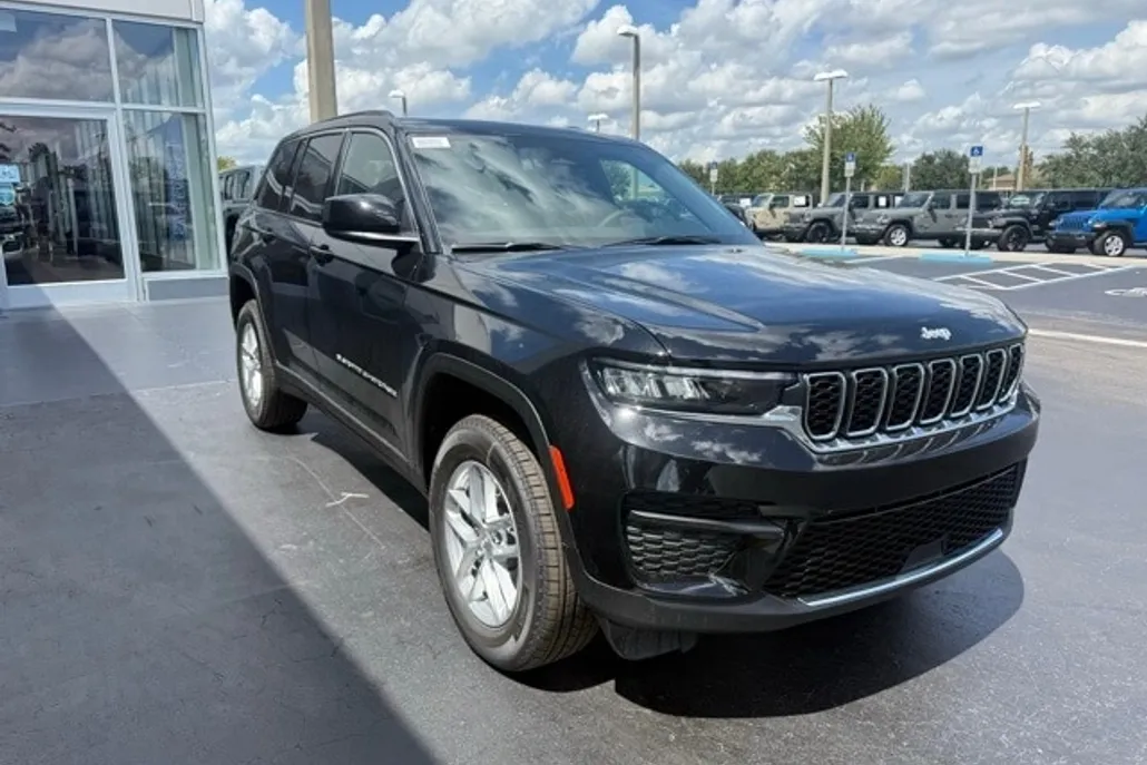 2025 Jeep Grand Cherokee Laredo photo 1