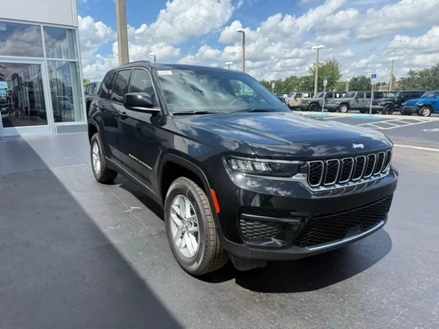 2025 Jeep Grand Cherokee Laredo photo 1
