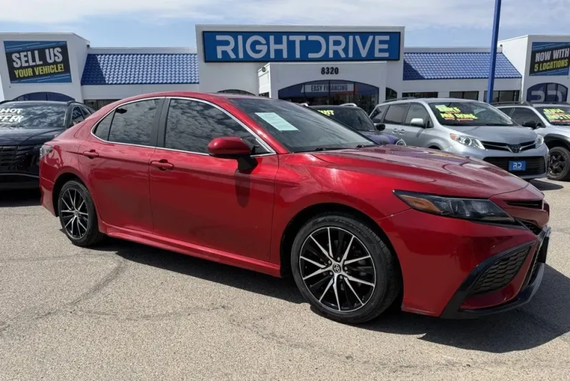 2021 Toyota Camry SE photo 1