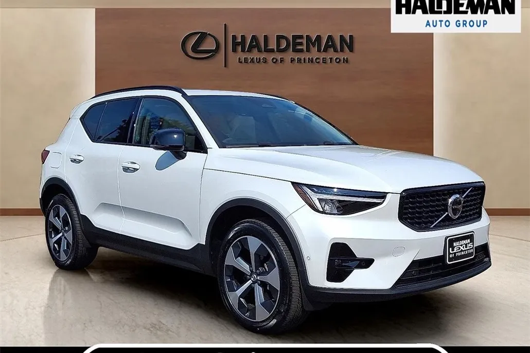 2025 Volvo XC40 Plus photo 1