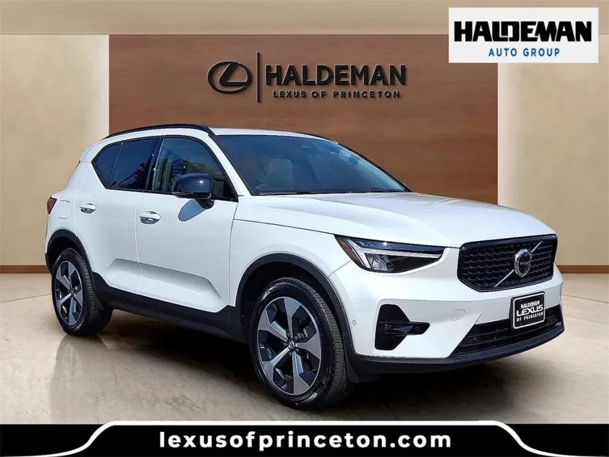 2025 Volvo XC40 Plus photo 1