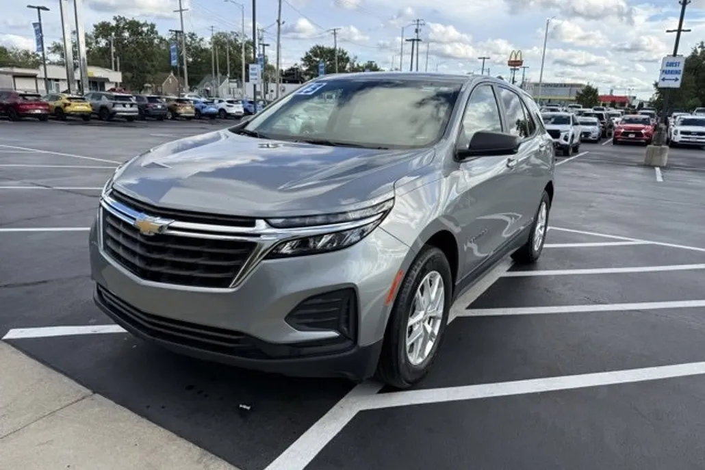 2023 Chevrolet Equinox LS photo 1