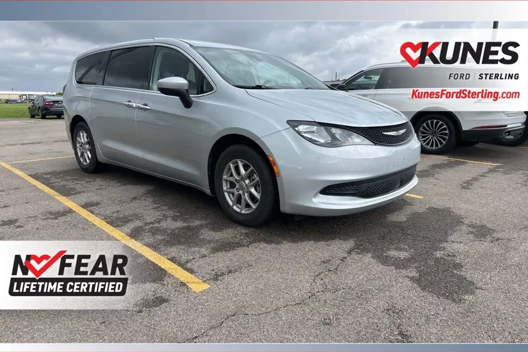 2023 Chrysler Voyager LX photo 1