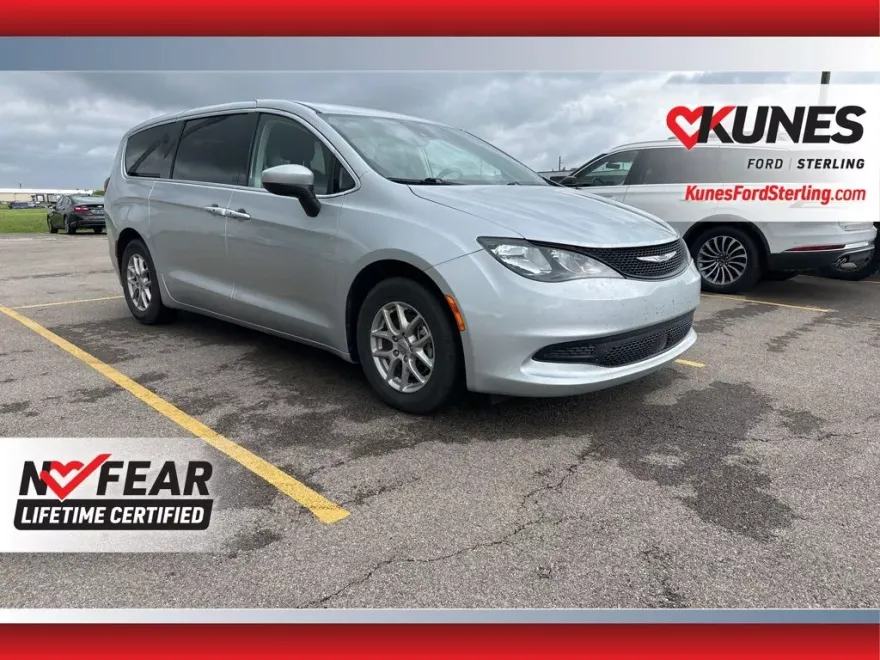 2023 Chrysler Voyager LX photo 1