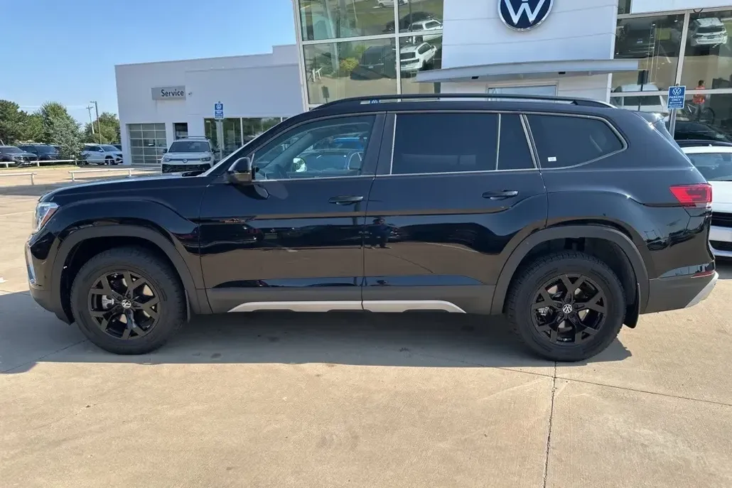2025 Volkswagen Atlas Peak Edition SE photo 1