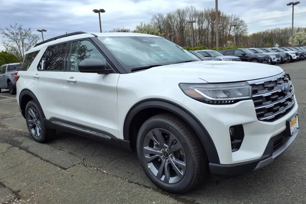 2025 Ford Explorer photo 1