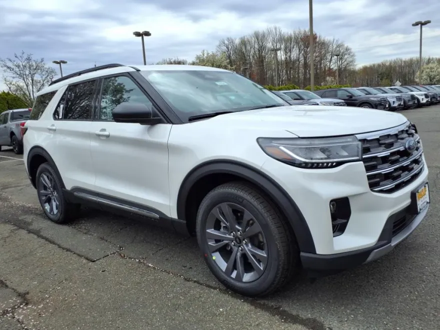 2025 Ford Explorer photo 1