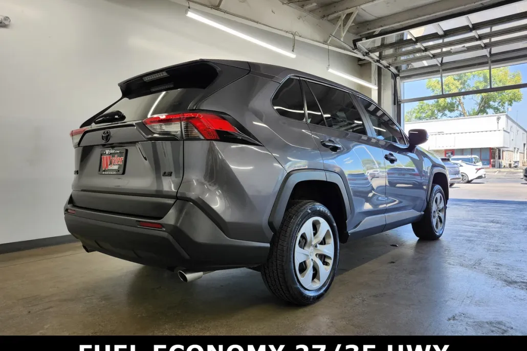 2022 Toyota RAV4 LE photo 1