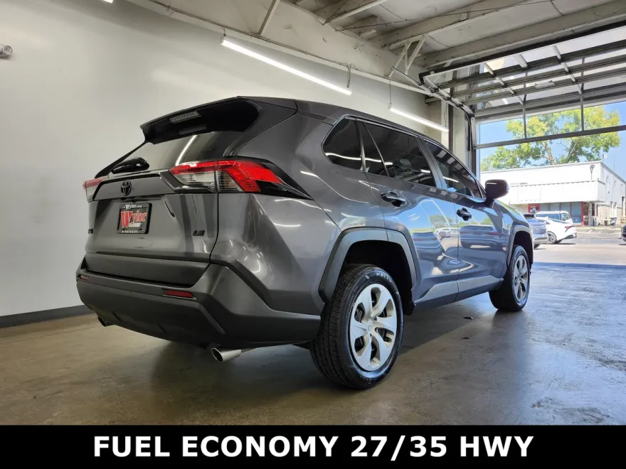 2022 Toyota RAV4 LE photo 1