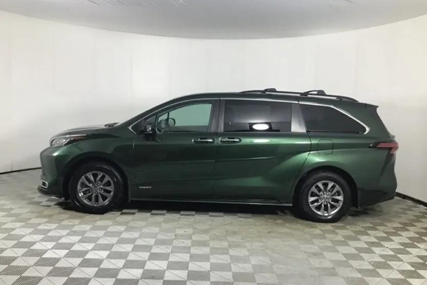 2021 Toyota Sienna XLE photo 1