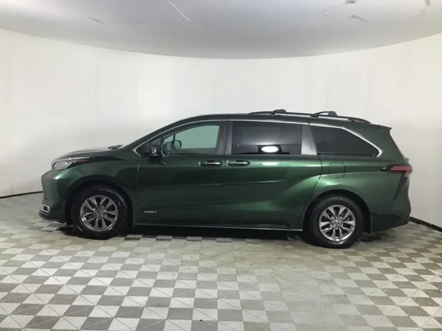 2021 Toyota Sienna XLE photo 1
