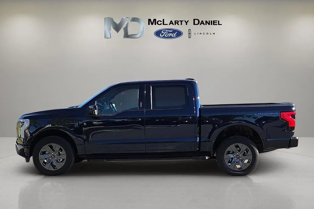 2023 Ford F-150 Lightning Lariat photo 1