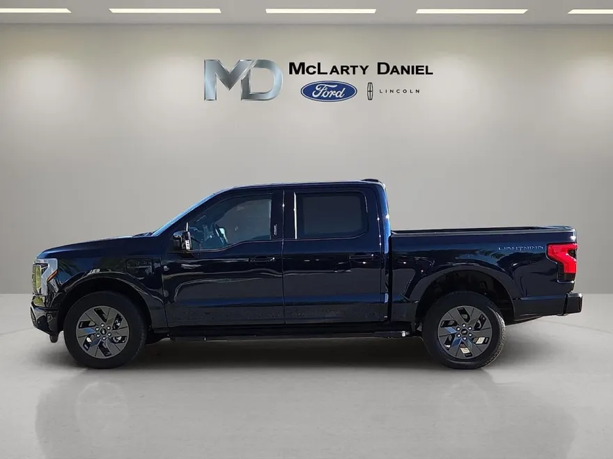 2023 Ford F-150 Lightning Lariat photo 1