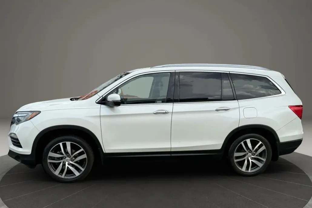 2017 Honda Pilot Touring Sport photo 1