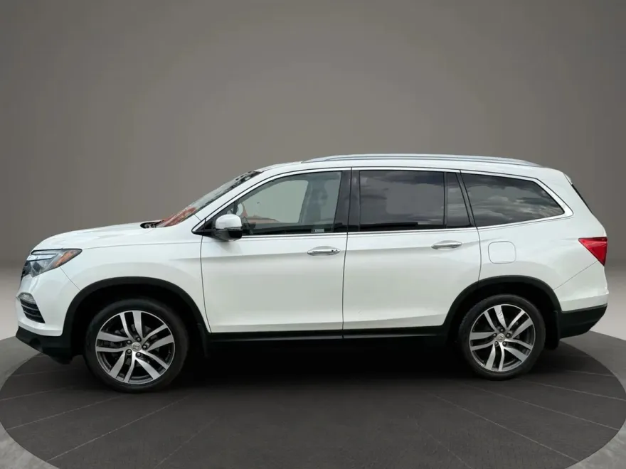 2017 Honda Pilot Touring Sport photo 1