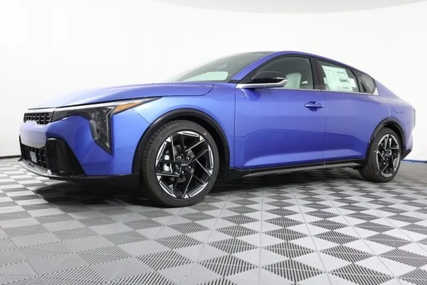 2025 Kia K4 GT-Line photo 1
