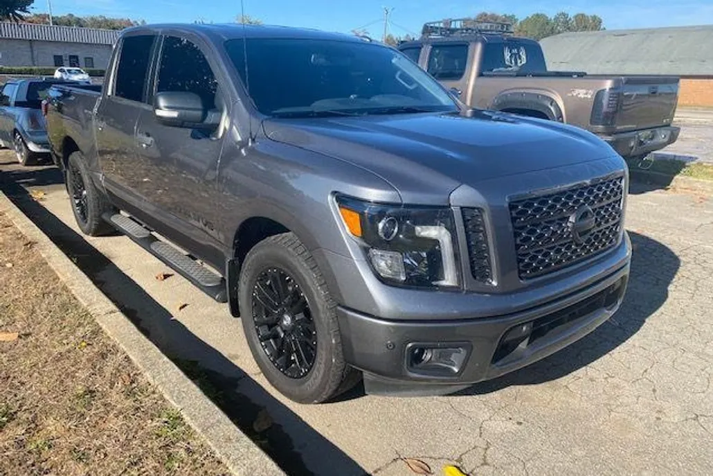 2018 Nissan Titan SV photo 1