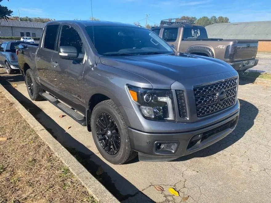 2018 Nissan Titan SV photo 1