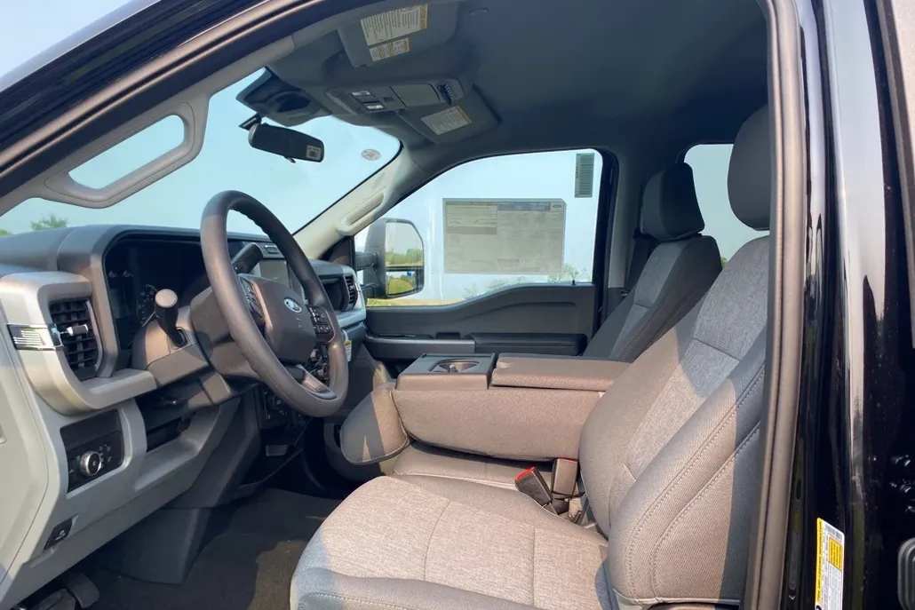 2025 Ford F-250 photo 1