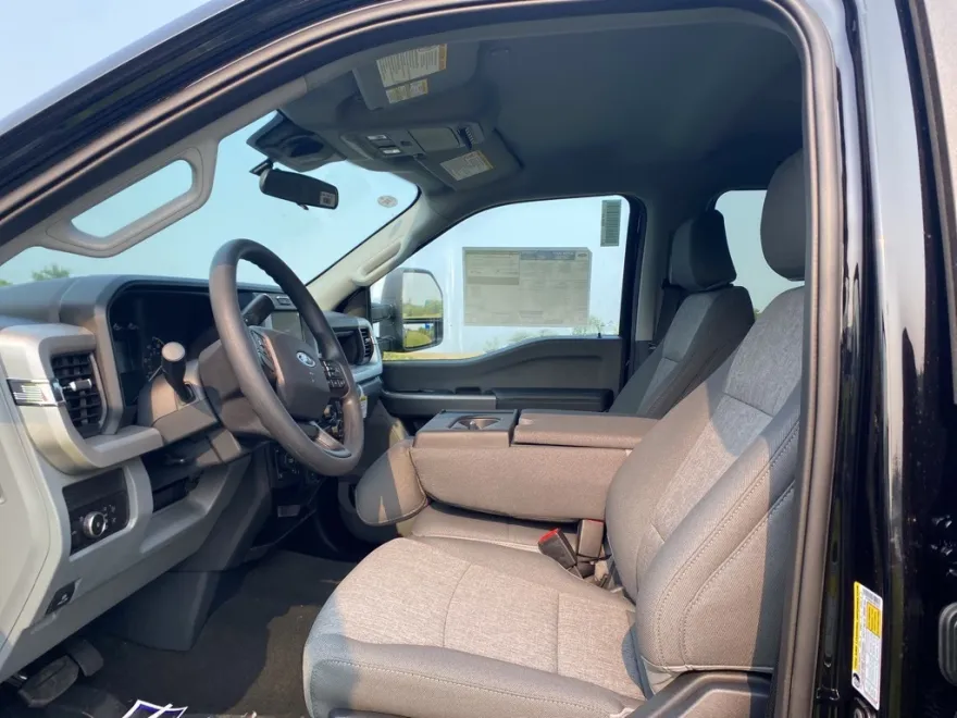 2025 Ford F-250 photo 1