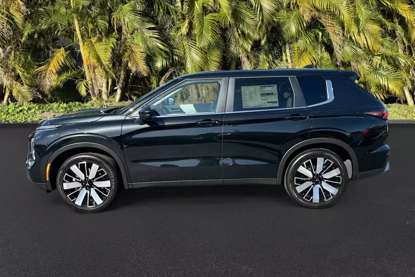 2025 Mitsubishi Outlander SE photo 1