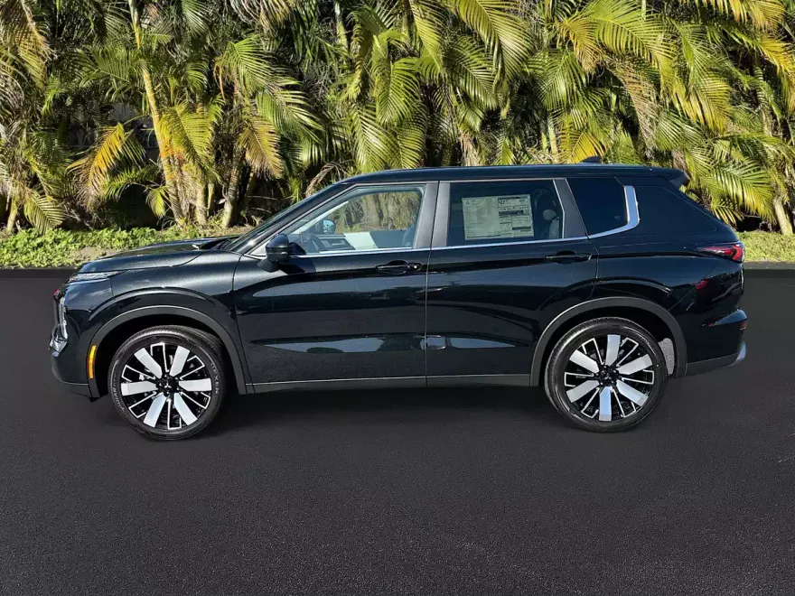 2025 Mitsubishi Outlander SE photo 1