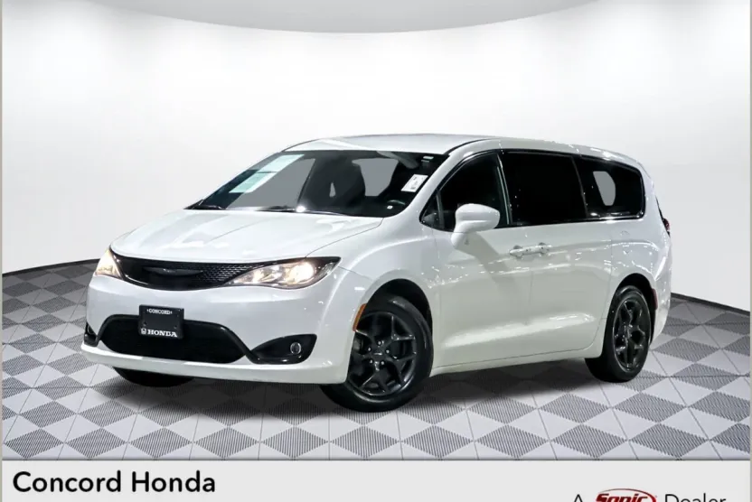 2018 Chrysler Pacifica Touring Plus photo 1