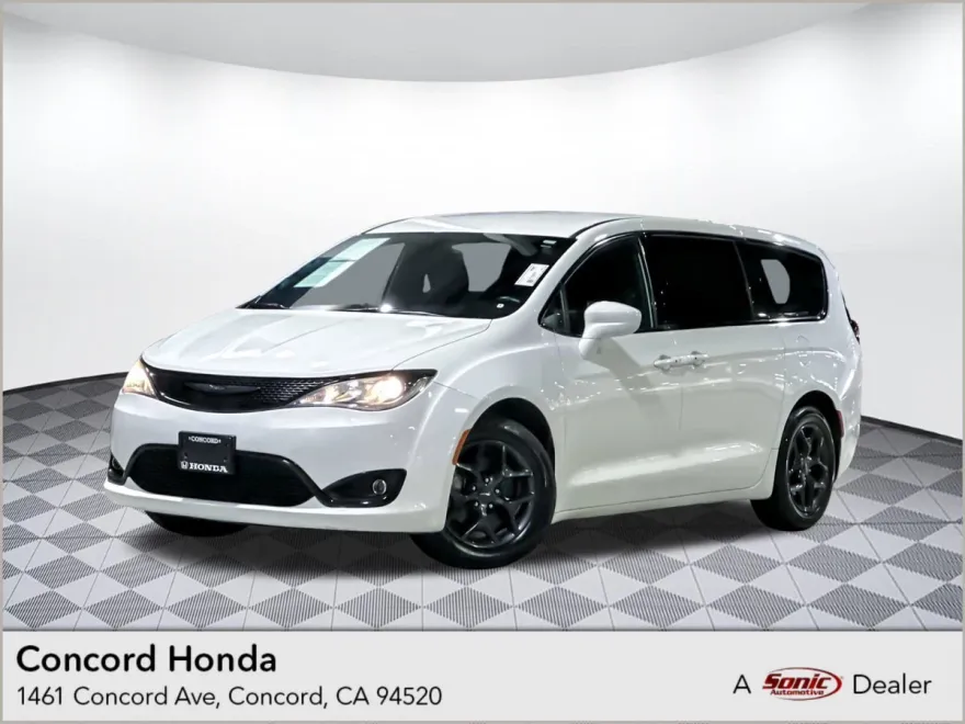 2018 Chrysler Pacifica Touring Plus photo 1
