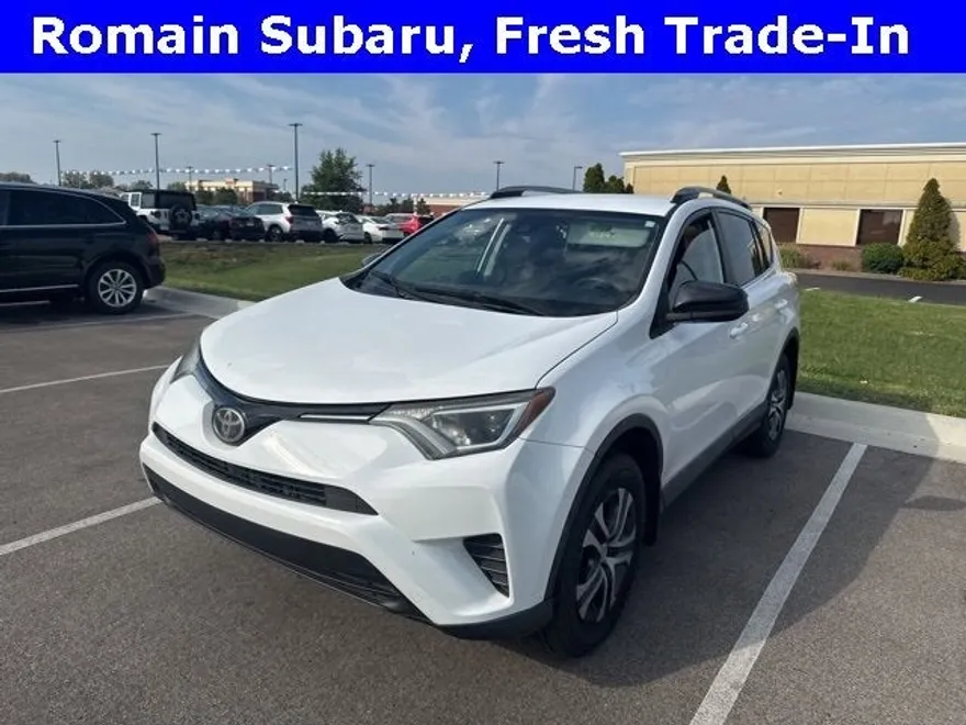 2017 Toyota RAV4 LE photo 1