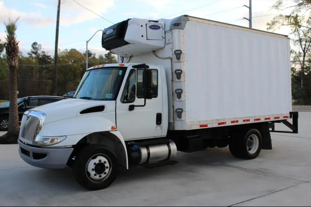 2017 International 4300 LP photo 1