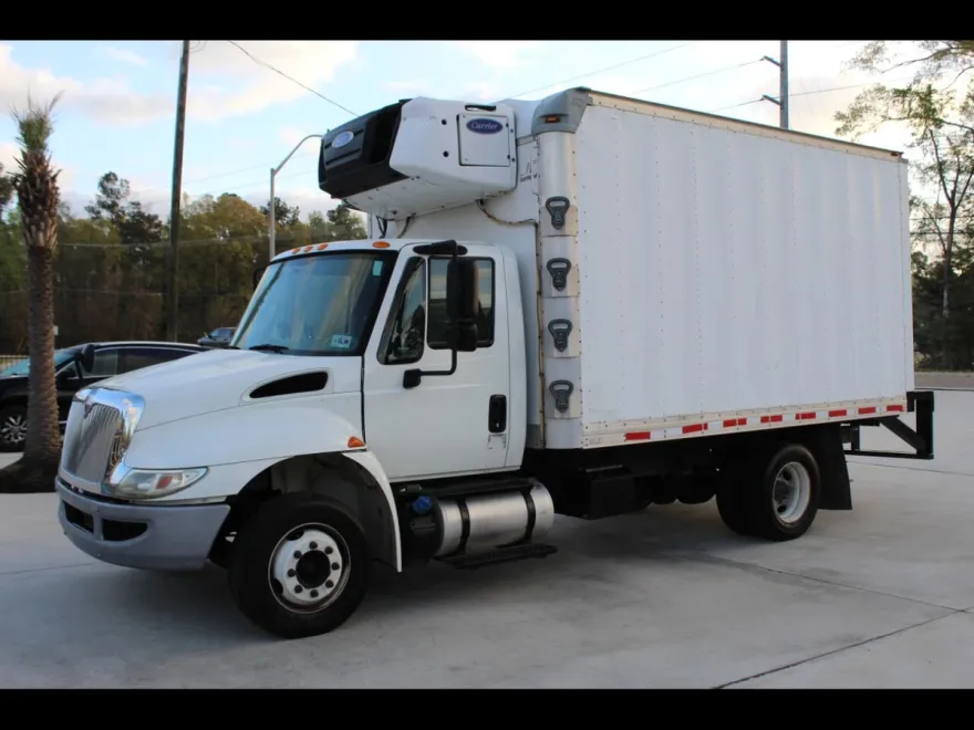 2017 International 4300 LP photo 1