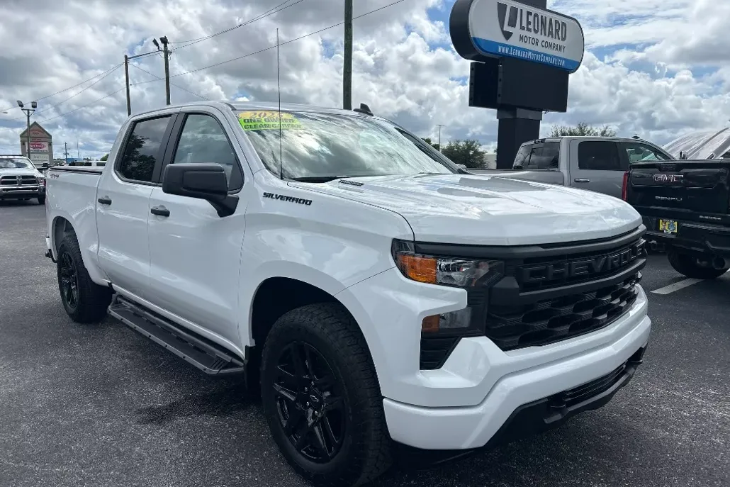 2025 Chevrolet Silverado 1500 Custom photo 1