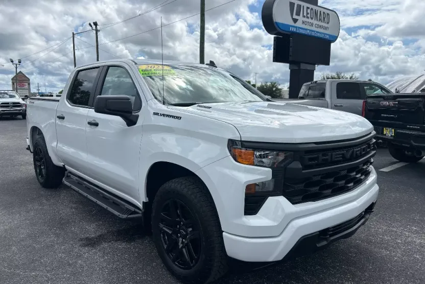 2025 Chevrolet Silverado 1500 Custom photo 1