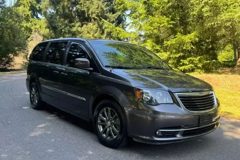 2016 Chrysler Town & Country S photo 1