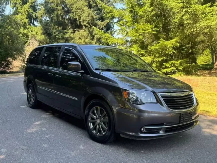 2016 Chrysler Town & Country S photo 1