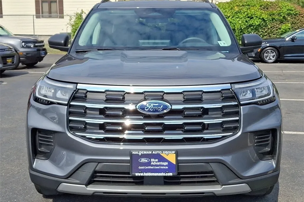 2025 Ford Explorer photo 1