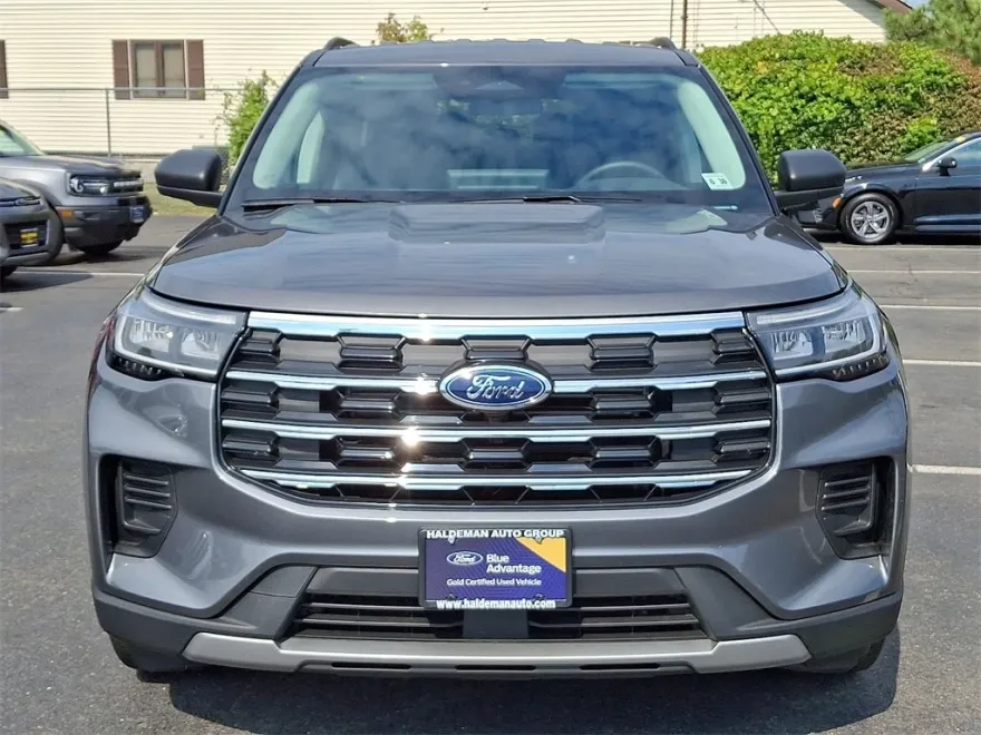 2025 Ford Explorer photo 1