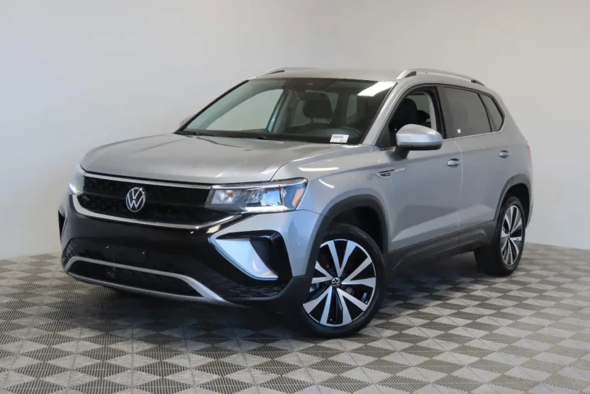 2024 Volkswagen Taos SE photo 1