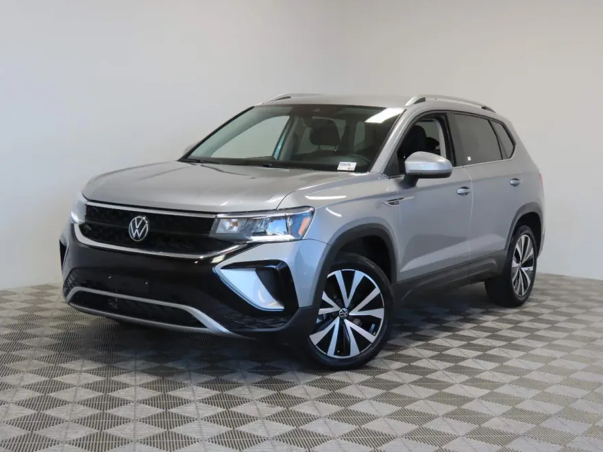 2024 Volkswagen Taos SE photo 1