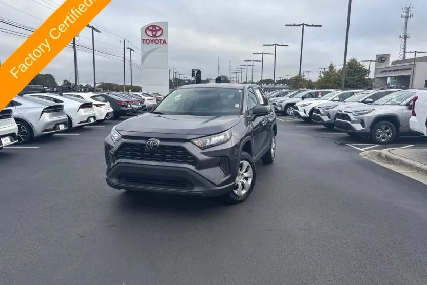 2022 Toyota RAV4 LE photo 1