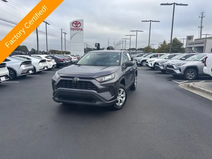 2022 Toyota RAV4 LE photo 1