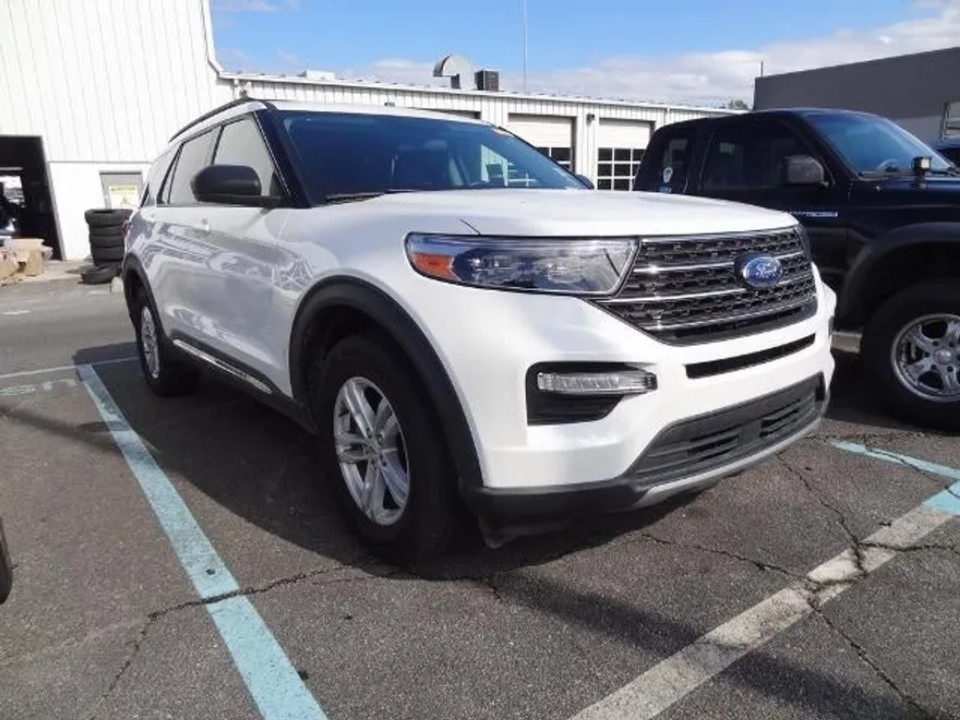 2023 Ford Explorer XLT photo 1