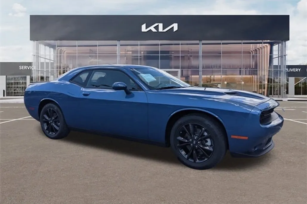 2022 Dodge Challenger SXT photo 1