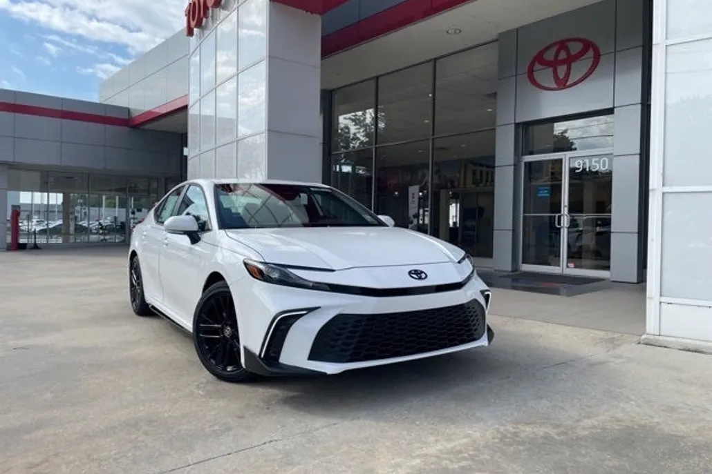 2025 Toyota Camry SE photo 1
