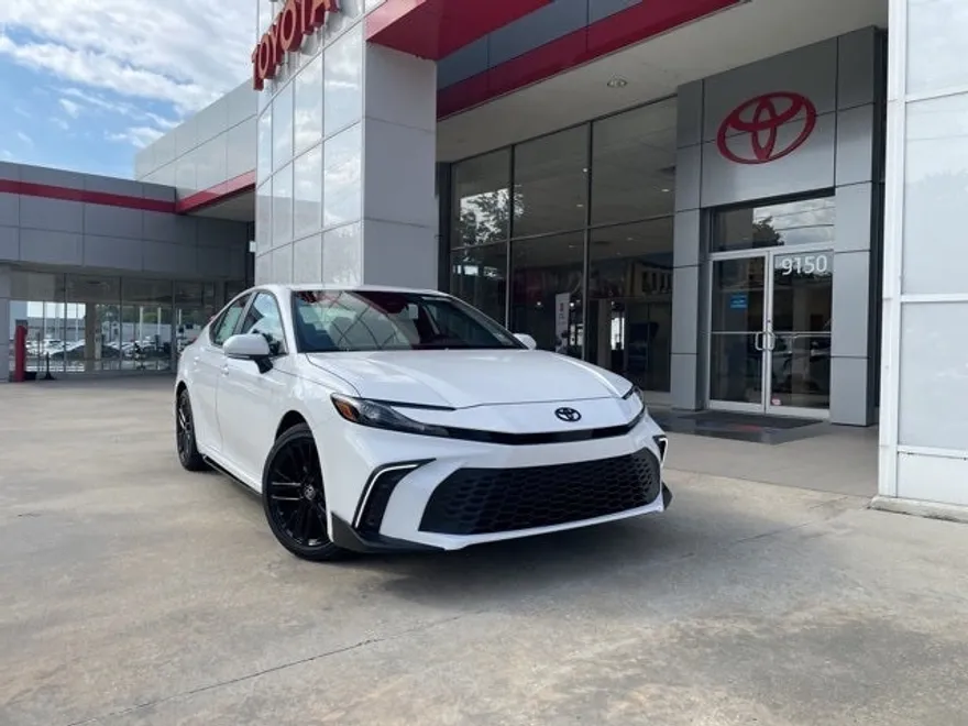 2025 Toyota Camry SE photo 1