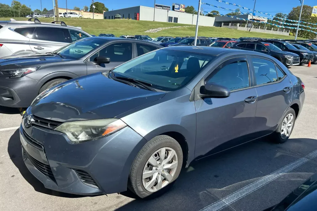 2016 Toyota Corolla LE photo 1