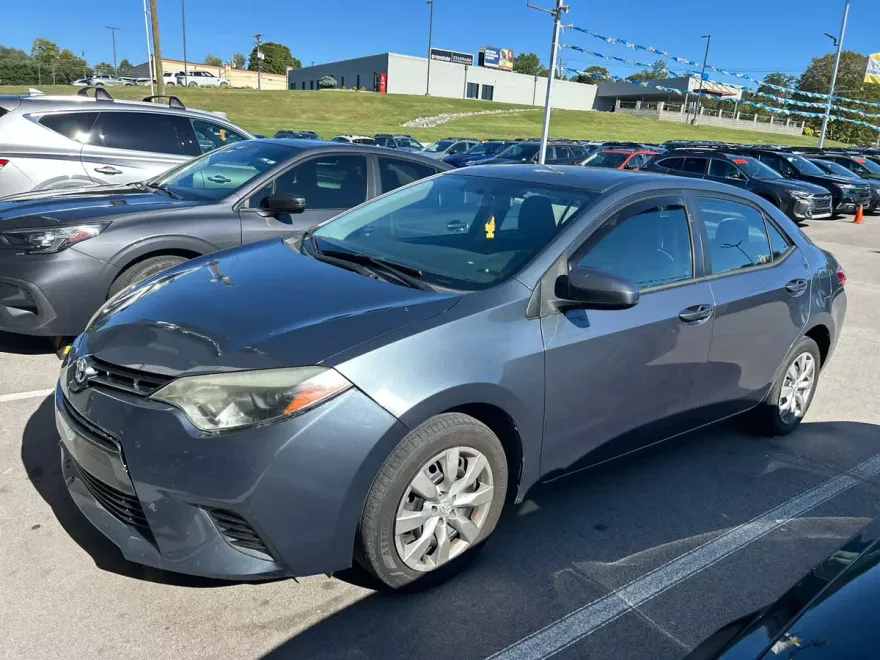 2016 Toyota Corolla LE photo 1