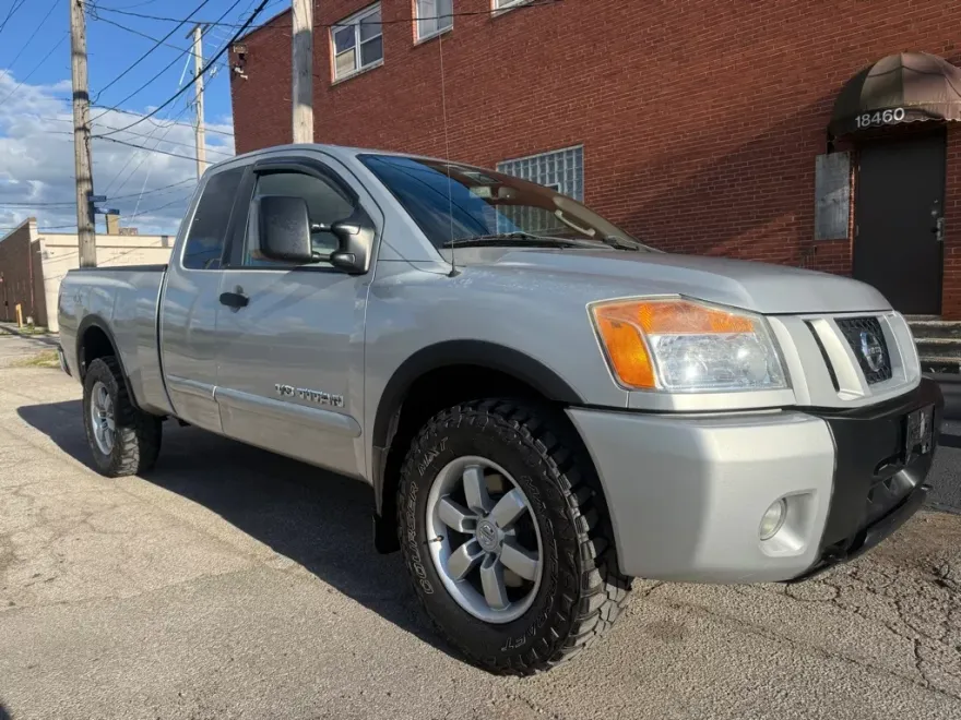 2009 Nissan Titan XE King Cab photo 1